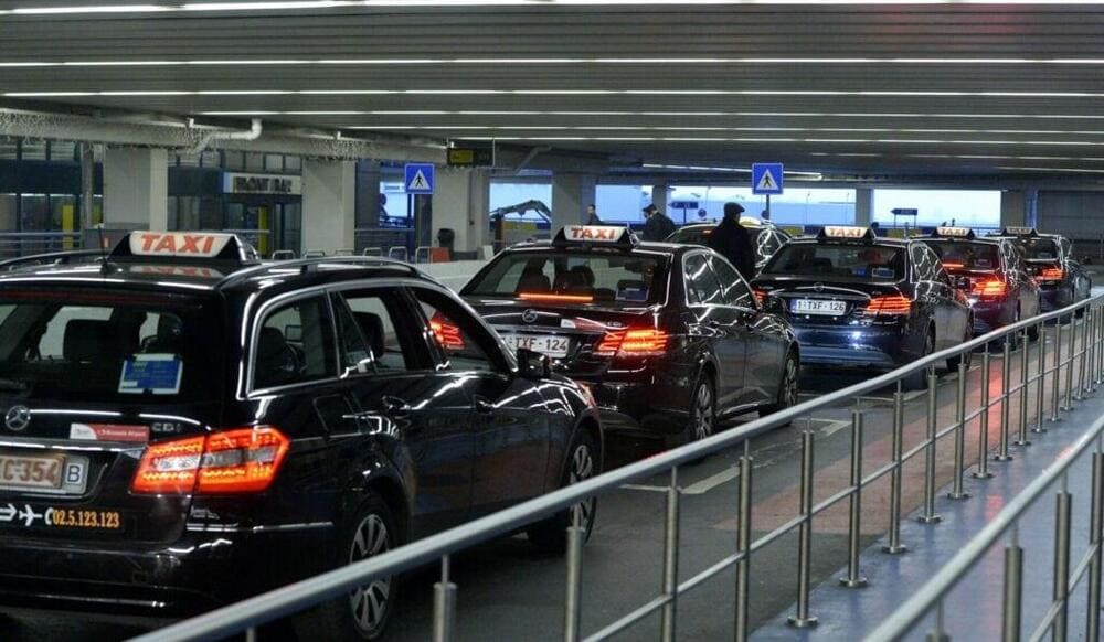 Taxi là lựa chọn di chuyển nhanh chóng cho ai có nhiều hành lý